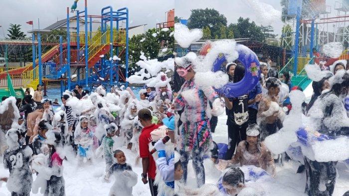 WISATA BOGOR - Pengunjung menikmati wahana mandi busa di Fun Park Villa Bogor Indah pada akhir pekan. Wahana ini menjadi favorit anak-anak dan keluarga karena menghadirkan sensasi bermain air yang seru dan menyegarkan.