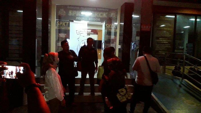 Korban bayi tertukar Ibu Siti dan Ibu Dian didampingi kuasa hukum masing-masing seusai membuat laporan polisi di Polres Bogor, Jumat (1/8/2023) malam.