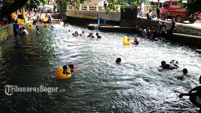 Selain berenang, di tempat wisata Pemandian Sodong Bogor ini pengunjung juga berendam karena airnya segar berasal dari dalam tanah di bawah sebuah bukit kapur.