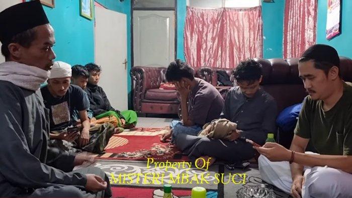 Jelang persidangan kasus Subang pada 28 Maret 2024, tersangka Mimin, Arighi, dan Abi melakukan ritual tak wajar yang membuat warga kaget. Ritual tersebut kata Mimin dipersembahkan untuk almarhum korban pembunuhan yakni Tuti dan Amalia