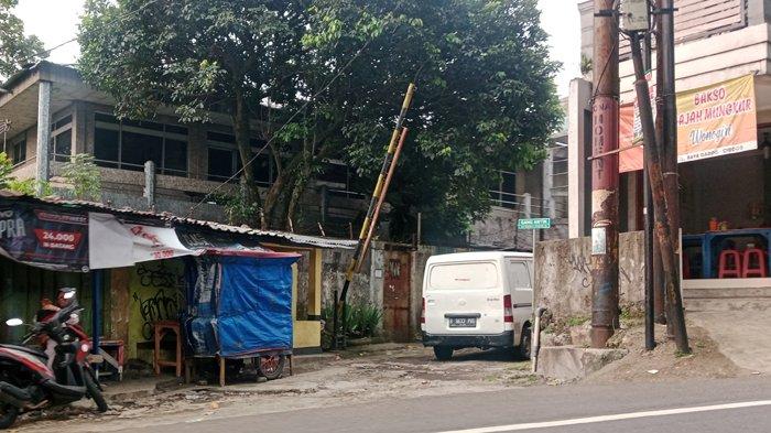 Gang Semen, Jalan Raya Puncak Bogor, Desa Cipayung Datar, Kecamatan Megamendung, Kabupaten Bogor.