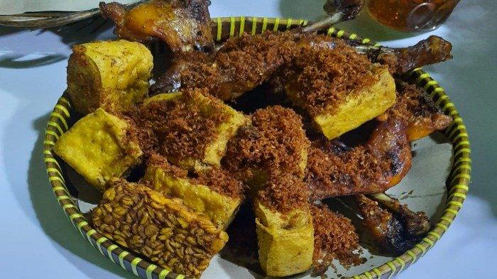 Hidangan ayam dan tahu yang ditaburi serundeng melimpah akan kamu dapatkan jika kamu datang ke kuliner Bogor Ayam Cipo Gunung Batu.
