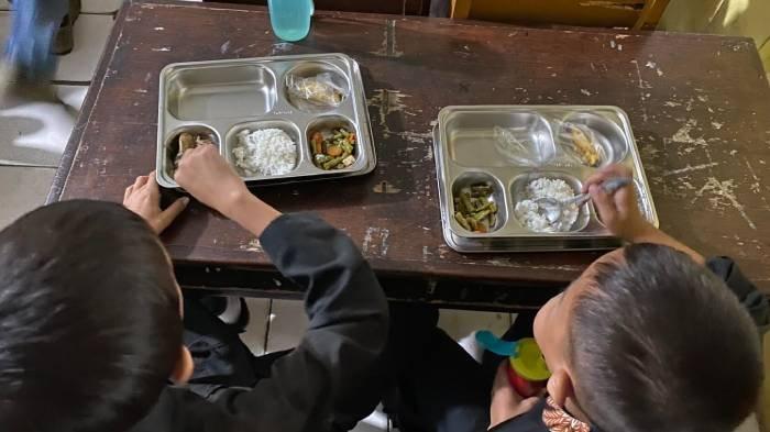 Para pelajar SDN Kedung Badak 1 Kota Bogor semringah mendapat makan bergizi gratis, Kamis (9/1/2025) pagi tadi.