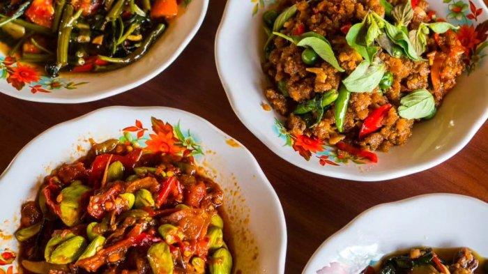 KULINER BOGOR - Rumah Makan Sunda Pak Jamal di Ciawi, Bogor, yang menggunakan konsep tradisional bambu. Tempat ini menyediakan aneka masakan khas Sunda yang menjadi favorit pengunjung.