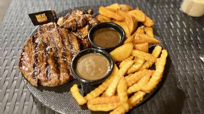 KULINER BOGOR - Menu signature platter disajikan di Meatnight Club di Bogor. Platter ini terdiri dari 200 gram ayam, 200 gram daging sapi Australia, kentang goreng, serta dua jenis saus homemade, menjadi favorit pengunjung karena porsinya besar dan harga terjangkau.