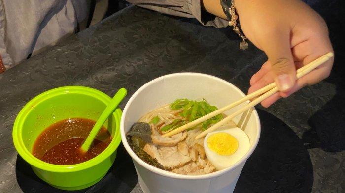 KULINER BOGOR - Menu ramen favorit Torakku Ramen adalah tori paitan yang memakai kuah ramen original di campur susu yang membuat rasanya menjadi gurih, bagi pengunjung yang suka pedas bisa juga menambahkan chili oilnya kedalam kuah.