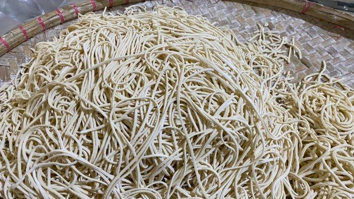 UMKM BOGOR - Pabrik Mie Lie memiliki reputasi yang memikat dan cita rasa yang tak tertandingi, Pabrik Mie Lie juga telah menjadi tempat wajib bagi pecinta mi di seluruh Indonesia.