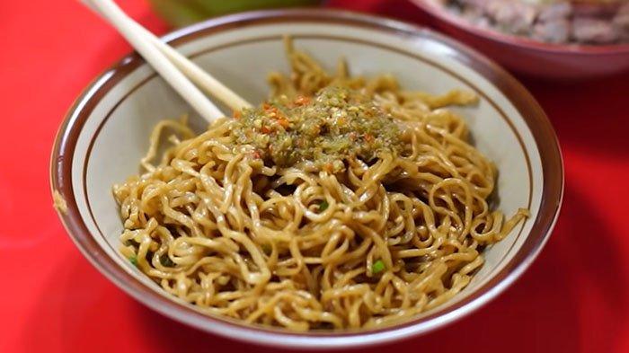 Ada banyak jenis dan warung mie ayam di Bogor yang wajib Anda coba, salah satunya mie ayam Herman yang ada di dalam Pasar Anyar, Kota Bogor.