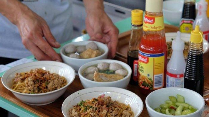 Sudah beroperasi lebih dari 20 tahun, Mie Ayam Apollo ini disebut-sebut sebagai kuliner Bogor yang legendaris.