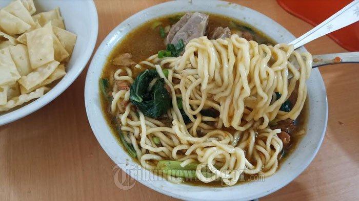 Mie Ayam Bakso Pak Lesus, kuliner Bogor yang murah meriah dengan porsi melimpah.