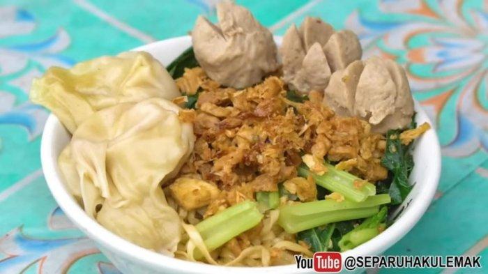 Meski letaknya berada di dalam gang dan menggunakan meja kayu sederhana, kuliner Bogor Mie Ayam Gang Ambi ini memiliki antusias pembeli yang sangat besar hingga rela antre berjam-jam.