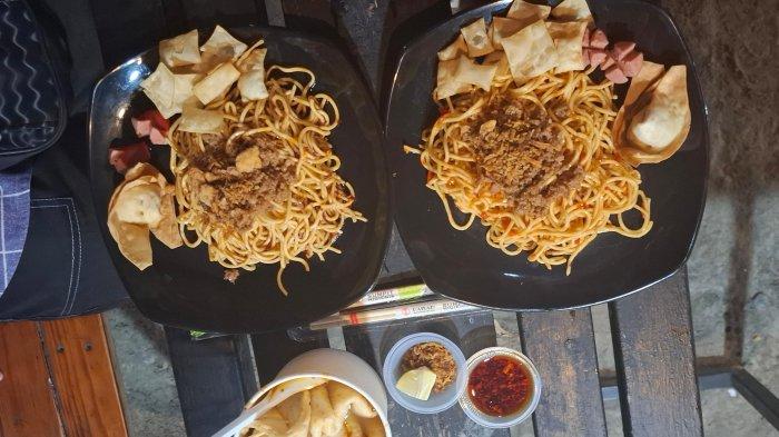 Chaba Mie Glow, mie dari Korea yang memiliki rasa pedas ekstrem, sehingga sering kali digunakan untuk tantangan makan pedas atau sebagai menu spesial bagi pecinta makanan pedas.