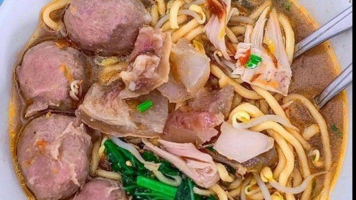 Salah satu rekomendasi kuliner Bogor dengan mie kocok terenaknya yaitu Mie Kocok Pak Husen.