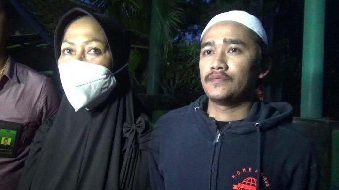 Mimin Mintarsih, istri muda Yosef dan anaknya, Arigi saat menyambangi makam dari Tuti Suhartini serta Amalia Mustika Ratu di TPU Istuning, Desa Jalancagak, Kecamatan Jalancagak, Kabupaten Subang, Jawa Barat, Senin (27/9/2021)
