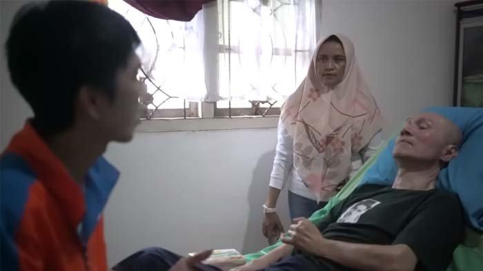 Mirip kisah Siti Aisah, Novie TKI Taiwan ini juga rela membawa dan merawat majikan disabilitas di Indonesia. Novie menyebut majikannya itu sampai rela ganti kewarganegaraan menjadi WNI demi diasuh Novie