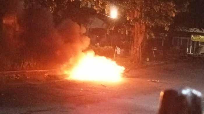 Aksi tawuran gangster sepeda motor membuat warga yang tinggal di Bantar Kemang tepatnya di Lapangan Poket RW 6, Kelurahan Baranangsiang, Kecamatan Bogor Timur, Kota Bogor geram hingga satu motor dibakar, Sabtu (18/5/2024) dini hari.