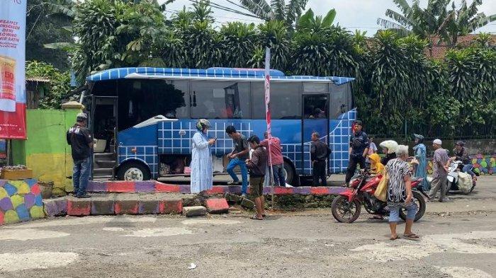 Pemudik di Terminal Baranangsiang, Kota Bogor hendak menaikin bus pulang ke kampung halamannya, Sabtu (6/4/2024).