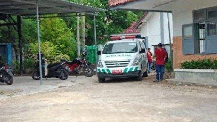 Niat menjaga suasana tenang saat ujian di kelas, seorang guru malah dibuat gemetaran usai melihat kondisi muridnya bersimbah darah. Sang murid akhirnya dibawa ke puskesmas menggunakan ambulans