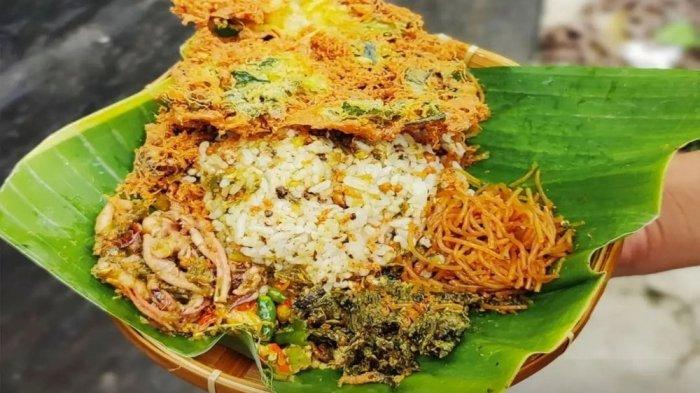 Salah satu menu kuliner Bogor Nasi Darendo Komplit berisi nasi, telur dadar darendo dengan bayam crispy yang renyah, soun, dan sambal.