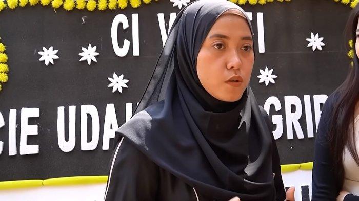 Akhirnya sosok Novi Sartika, akun viral yang ngatain Fuji dan Vilmei Maghrib muncul ke publik. Novi Sartika mengurai pengakuan mengejutkan untuk netizen.