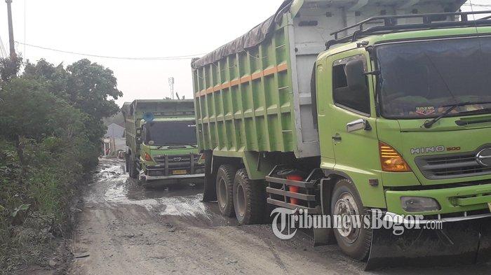 Truk tambang melintas di jalan kawasan Gunungsindur dari arah Parungpanjang, Kabupaten Bogor. Dok. 19 November 2023