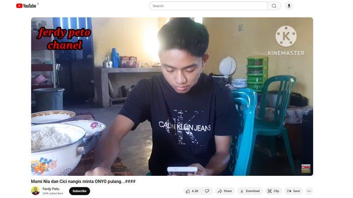 Momen Betrand Peto teleponan dengan adiknya, Thania dan Thalia saat berada di kampung