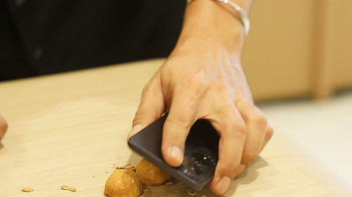Oppo A60 digunakan untuk memecah walnut