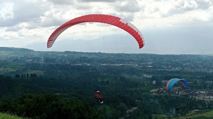 Paralayang di Bukit Gantole, tempat wisata anti-mainstream yang bisa dicoba saat mengunjungi Puncak Bogor.