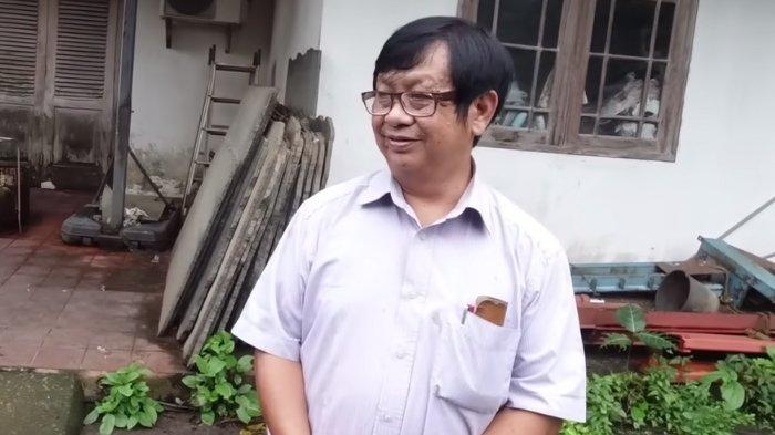 Sosok Pak Usman, mantan miliarder yang tinggal sebatang kara di rumah mewah kumur viral. Pak Usman ternyata punya dua anak yang profesinya mentereng.