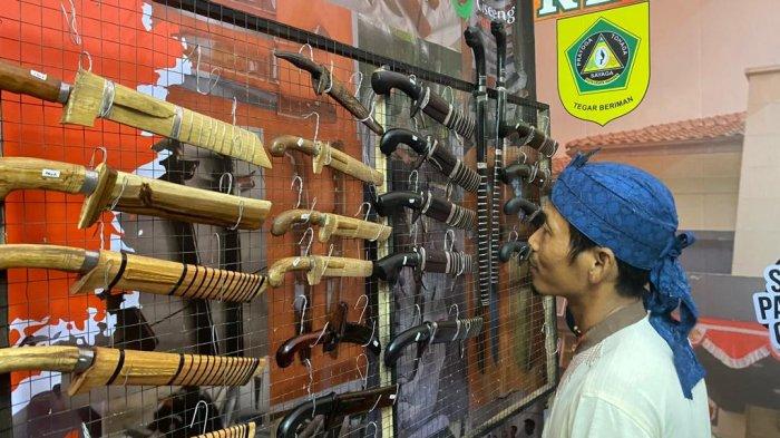 Pameran golok Parigi asal Desa Parigi, Kecamatan Ciseeng, Kabupaten Bogor di acara Bogor Fest 2023, Sabtu (26/8/2023).