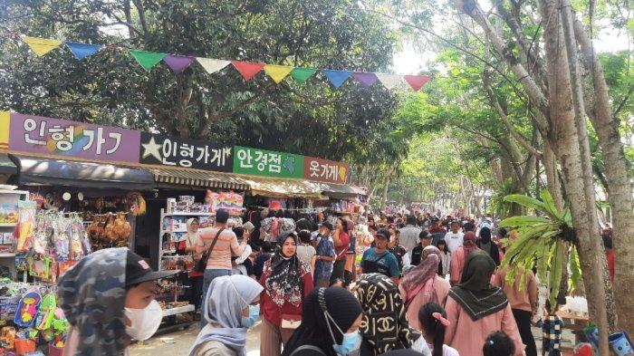 Wisatawan memadati objek wisata Pantai Wana Griya Parung.