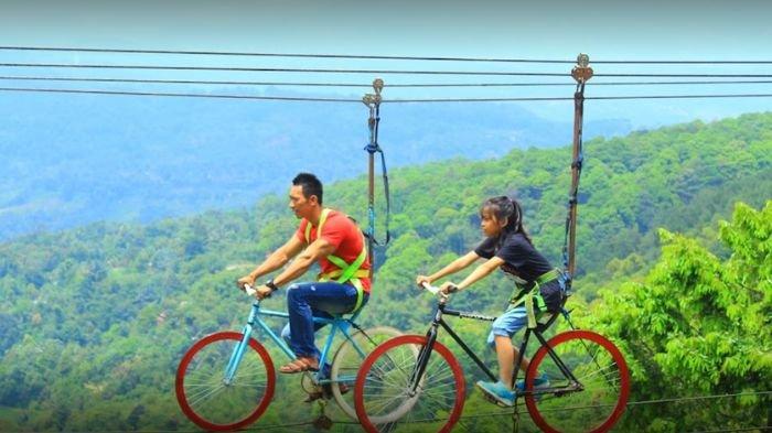Bagi kamu yang ingin melihat pemandangan berupa bentang alam dan hutan-hutan di kawasan Bogor, kamu bisa mengunjungi tempat wisata satu ini.