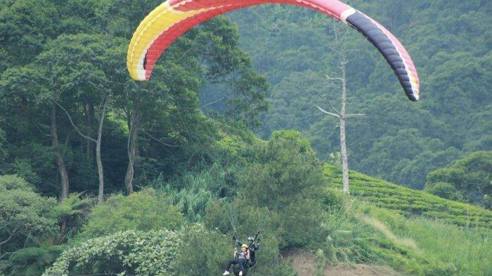 Menghirup udara segar langsung dari ketinggian 1.200 meter di Bukit Gantole Bogor jadi tempat wisata paralayang yang populer.