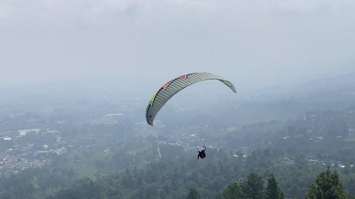 Kawasan Puncak Bogor terkenal dengan destinasi wisatanya, salah satu yang jadi favorit wisatawan adalah wisata Paralayang.