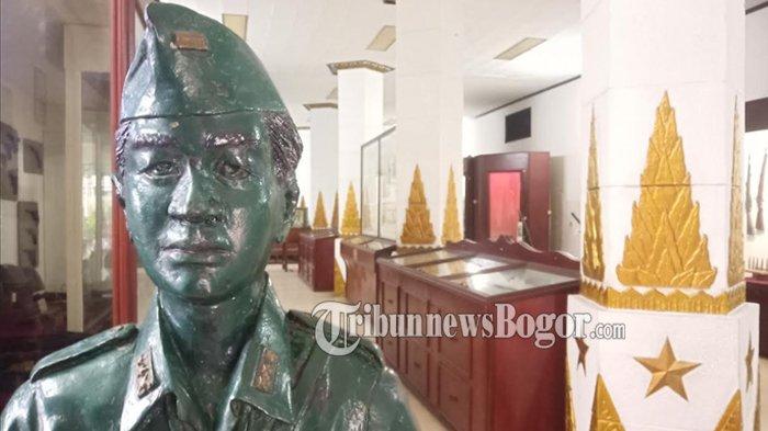 Patung Kapten TB Muslihat yang dipajang di dalam Museum Perjoangan Bogor, tempat wisata yang bisa kamu kunjungi saat libur 17 Agustus.