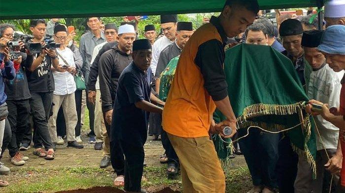 PEMAKAMAN MAT SOLAR - Prosesi pemakaman aktor senior Nasrullah alias Mat Solar di TPU Haji Daiman, Ciputat, Tangerang Selatan, Selasa (18/3/2025).