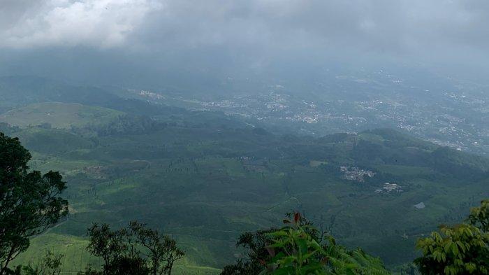 Pemandangan Kota Bogor dari puncak Gunung Kencana saat langit cerah.