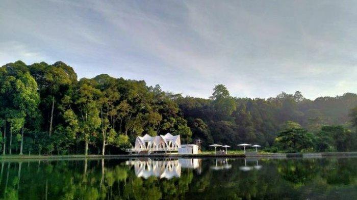 Di tempat wisata Situ Gede Bogor ini para pengunjung dapat berperahu, memancing, atau berjalan-jalan di kerimbunan hutan.