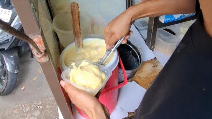 Es Durian Bang Ali, kuliner Bogor yang viral hingga harus antre panjang untuk mendapatkannya.