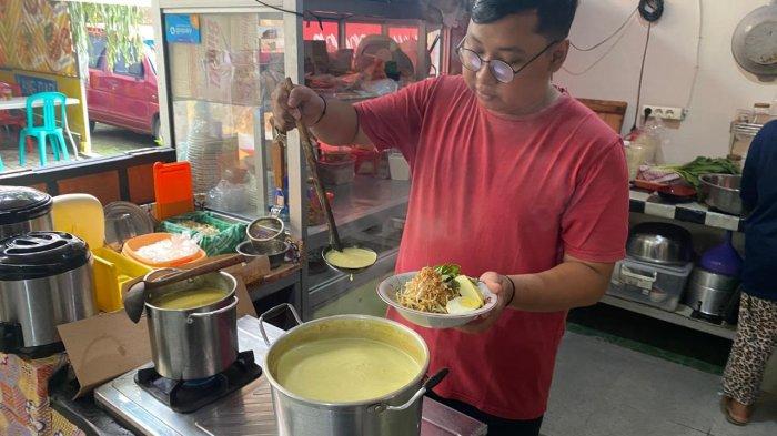 KULINER BOGOR - Penyajian Laksa Bogor Kang Dadi mulai dari semua isiannya akan digabung menjadi satu dan diberi kuah kuning yang kaya akan rempah serta taburan serundeng dan daun kemangi, harganya mulai dari 19 ribu sudah dapat porsi mengenyangkan.