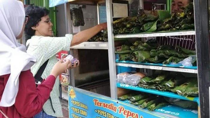 Inilah camilan unik kuliner Bogor yang bisa kamu jadikan oleh-oleh, Pepes Sagu Pisang ini bikin kamu pengin makan terus.