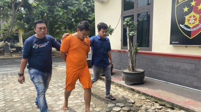 RP, tersangka pembunuhan mantan istrinya sendiri yang ditangkap di Kalimantan, Sabtu (29/7/2023).(KOMPAS.COM/TRI PURNA JAYA)