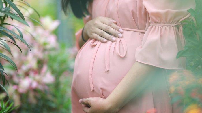 Puasa adalah ibadah wajib yang tak boleh ditinggalkan saat Ramadhan 2023 nanti. Lantas, apakah ibu hamil dan menyusui tetap diwajibkan berpuasa?