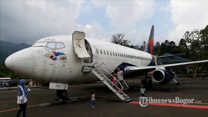 Wahana pesawat terbang di Taman Wisata Matahari