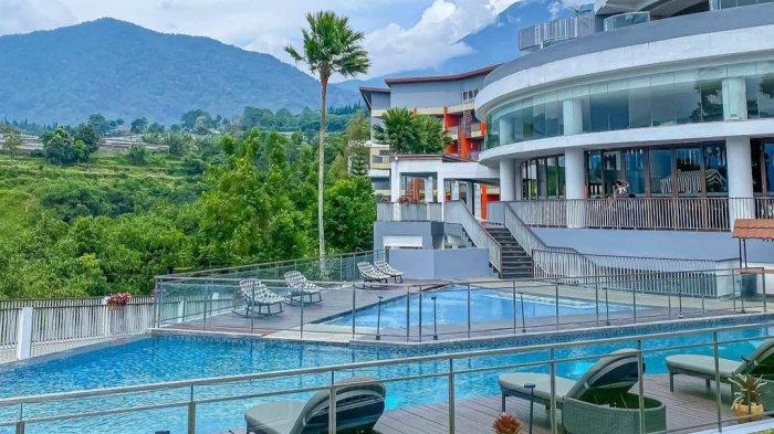 Mewah dan berkelas menjadi kata yang menggambarkan suasana Pesona Alam Resort & Spa, dengan hamparan alam dengan view pegunungan membuat hotel di Bogor ini bisa menjadi tujuan menginap .