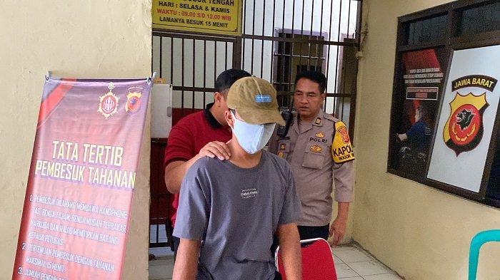 Pelaku yang menusuk T (55) saat berada di Polsek Bogor Tengah, Rabu (8/5/2024).