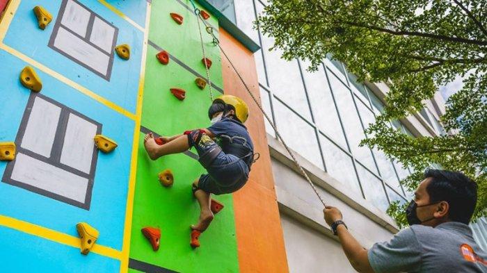 Horison Ultima Bhuvana Ciawi juga jadi hotel di Bogor yang punya beragam fasilitas yang menarik untuk anak-anak. Contohnya wahana Rock Climbing.
