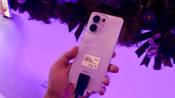HP OPPO - Bagian punggung Oppo Reno13 F 5G. Ponsel ini dirilis bersamaan dengan Oppo Reno 13 5G di Jakarta, Kamis (16/1/2025).