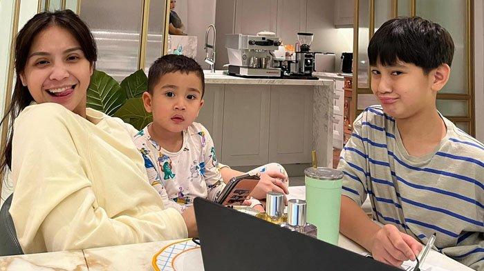 RAFATHAR NGADU KE KDM: Tangkapan layar artis Nagita Slavina bersama dua putranya, Rafathar dan Rayyanza, disadur pada Senin (12/5/2025). Momen kocak Rafathar ikut tren ngadu ke Gubernur Jawa Barat Dedi Mulyadi. Rafathar minta sang ibu, Nagita Slavina dimasukkan ke barak militer.