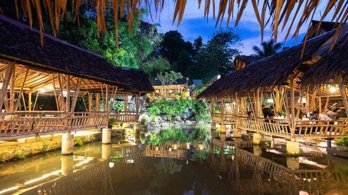 Suasana nyaman dan tenang dari Gurih 7 dengan konsep makan di atas aliran air, jadi salah satu tempat kuliner Bogor dengan makanan Sunda yang lezat.